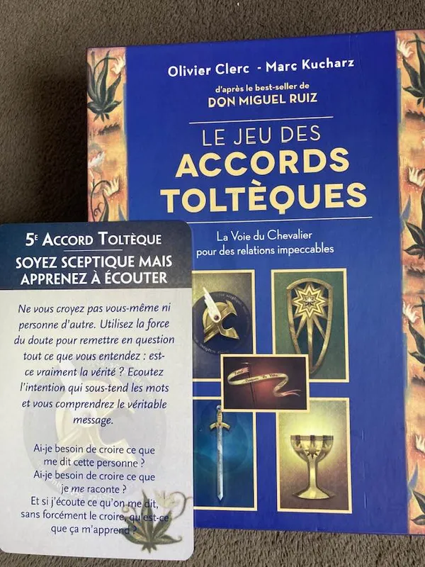 Le coffret du Jeu des Accords Toltèques et une carte du cinquième accord