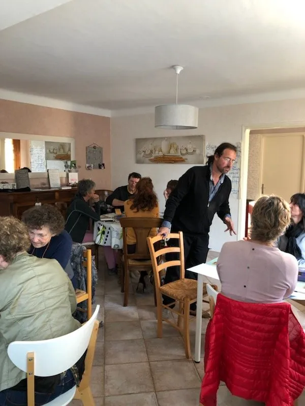 Atelier du Jeu des Accords Toltèques en cours, autour de la table