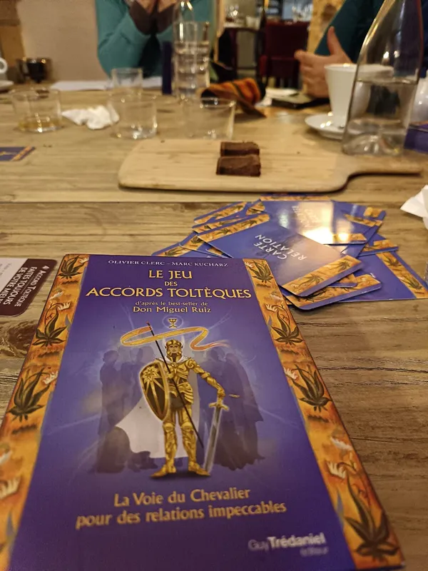 Une partie du Jeu des Accords Toltèques en terrasse