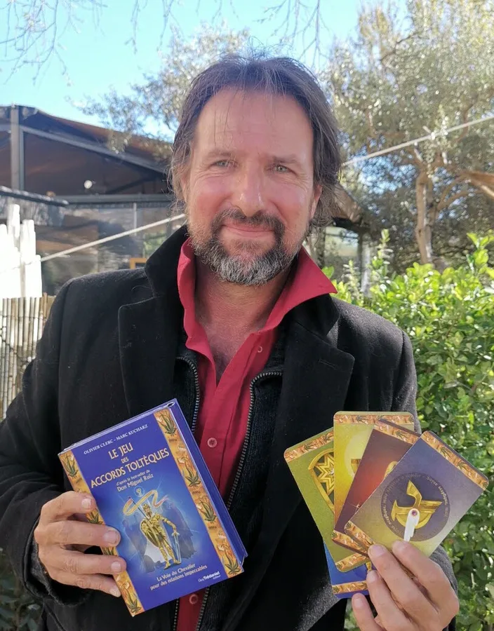 Pierre-Alexandre Morales présentant Le Jeu des Accords Toltèques et ses cartes