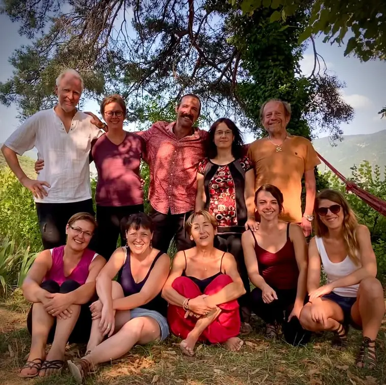 Groupe de participants au stage toltèque AIMER, réunis en pleine nature l'été