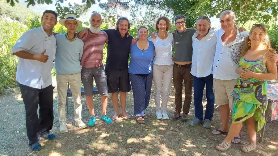 Groupe de participants au stage toltèque La Maîtrise de l'Amour, en pleine nature dans la Drôme provençale (août 2025)